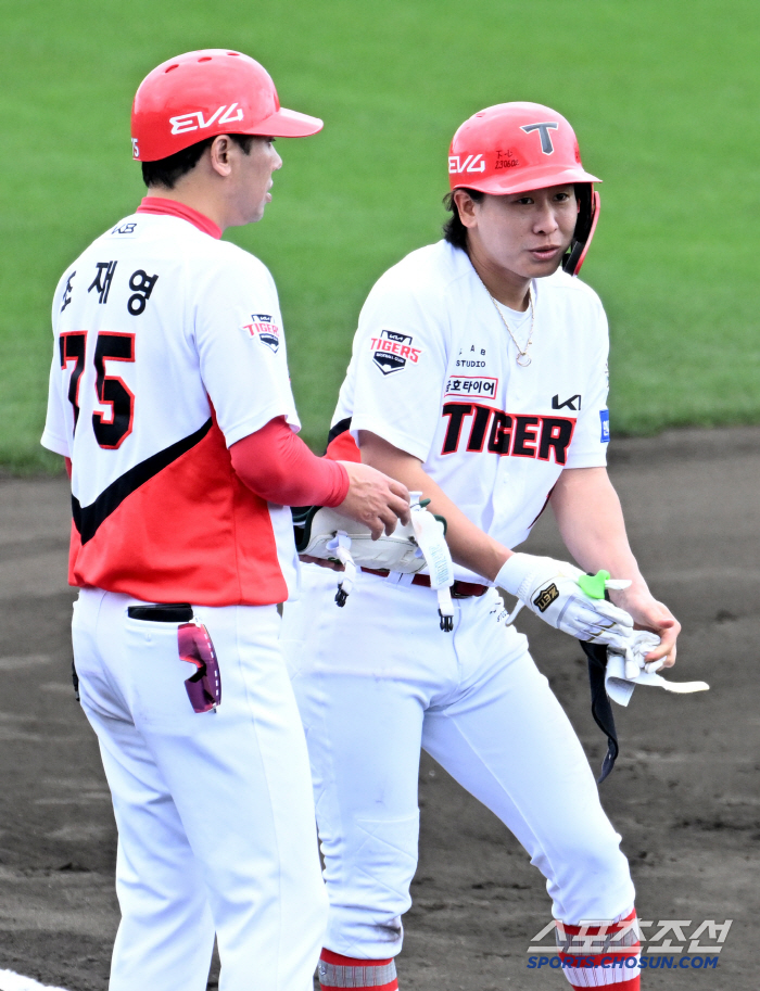 [포토] 3루타 박찬호, 실수는 잊어주세요