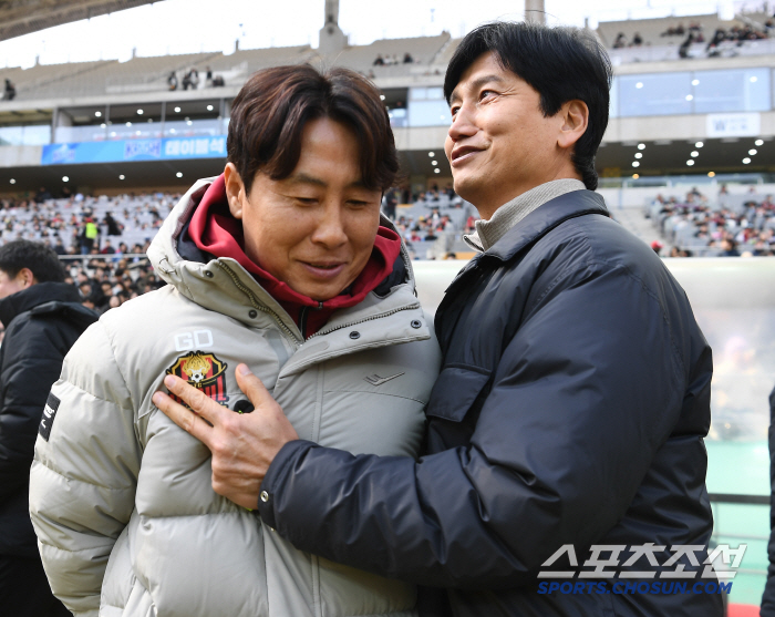 [포토] 김기동-정정용 감독, 경기 전 유쾌한 신경전