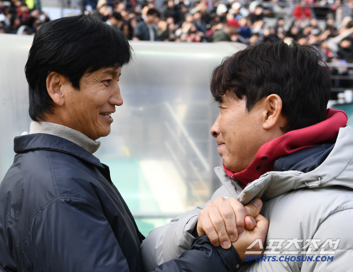 [포토] 김기동-정정용 감독, 경기 전 유쾌한 신경전