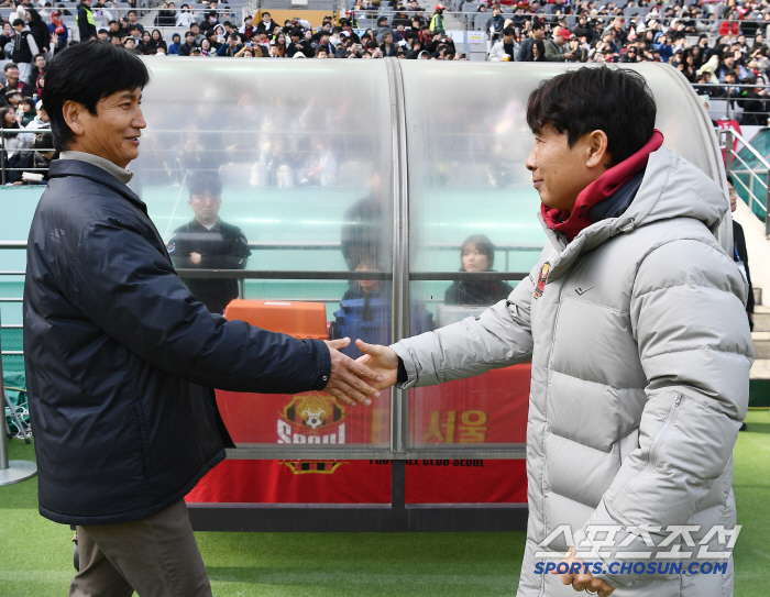 [포토] 경기 전 악수하는 정정용 감독과 김기동 감독