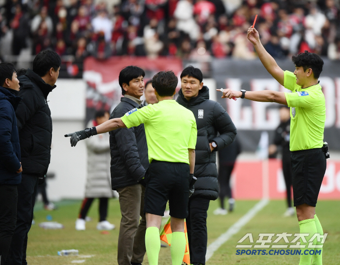 [포토] 레드 카드 받는 상무 벤치