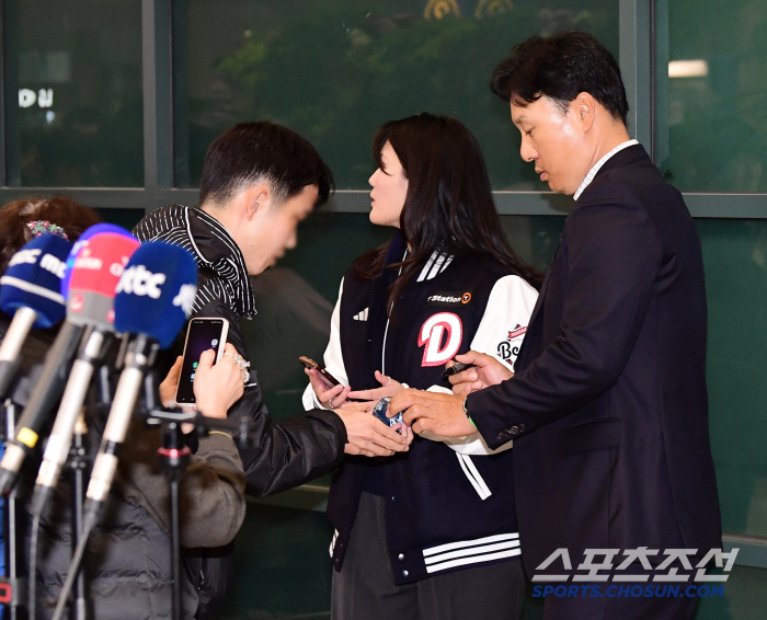[포토] 이승엽 감독 공항 찾은 팬들에게 사인