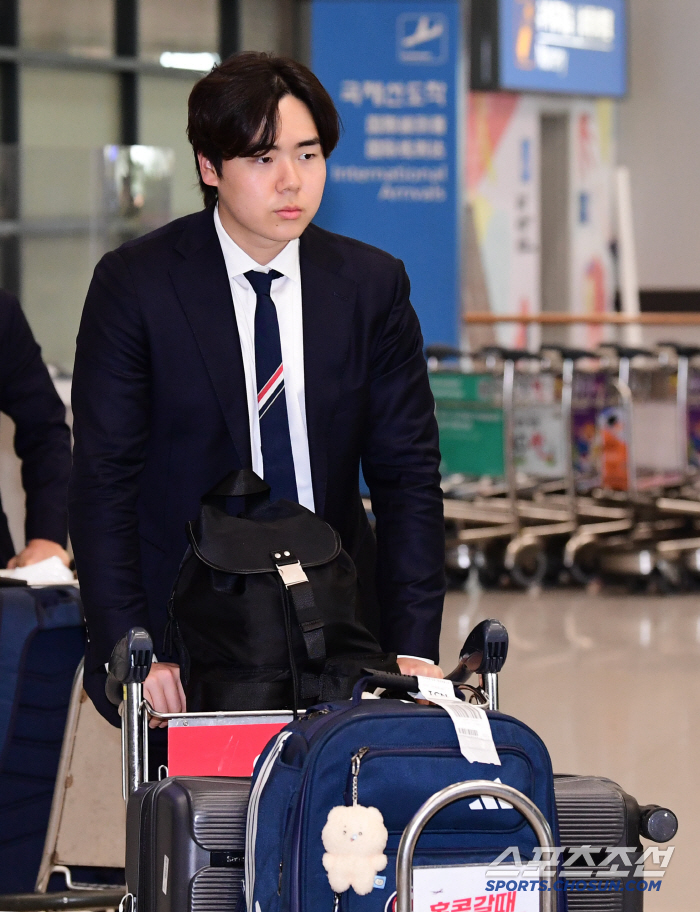 [포토] 최승용 가방에 곰인형과 함께 귀국