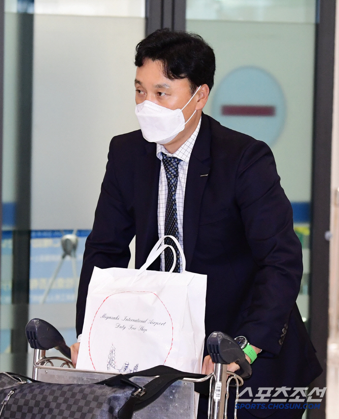 [포토] 이승엽 감독 캠프 마치고 선수단과 함께 귀국