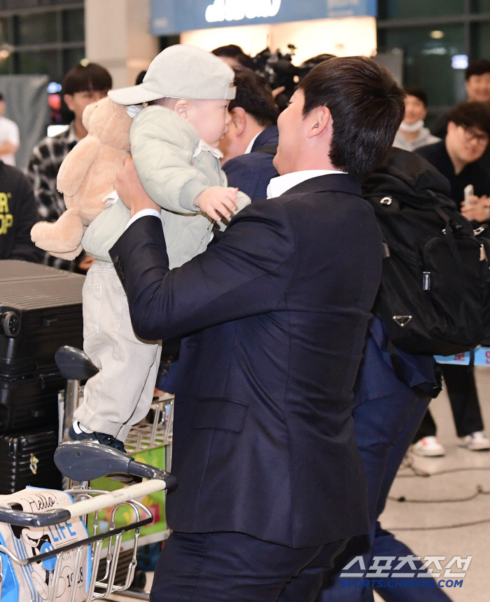 [포토] 정수빈 아들과 반가운 귀국 인사