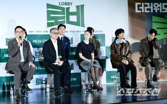 [포토] 하정우 배우와 감독 맡은 영화 로비