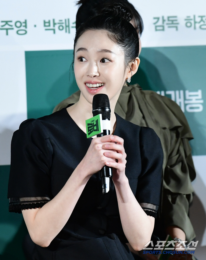 [포토] 강해림 초롱초롱한 눈빛 인사