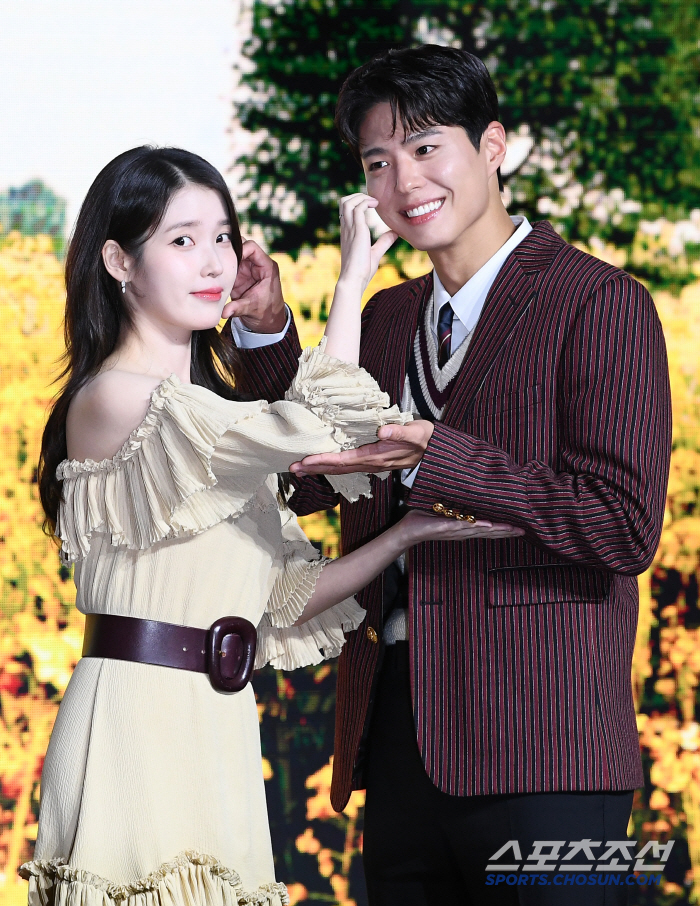 [포토] 아이유-박보검, 사랑 넘치는 러브샷