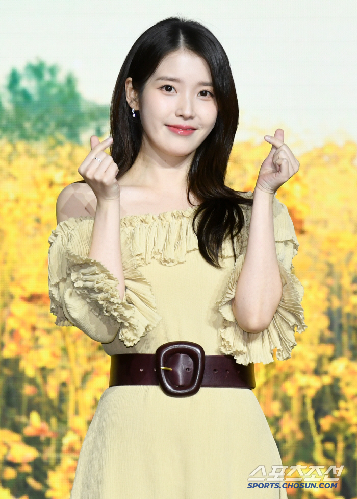 [포토] 아이유, 유채꽃보다 예쁨