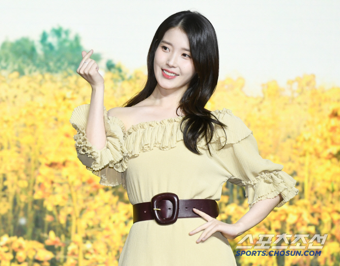 [포토] 아이유, 상큼한 유채꽃 미모