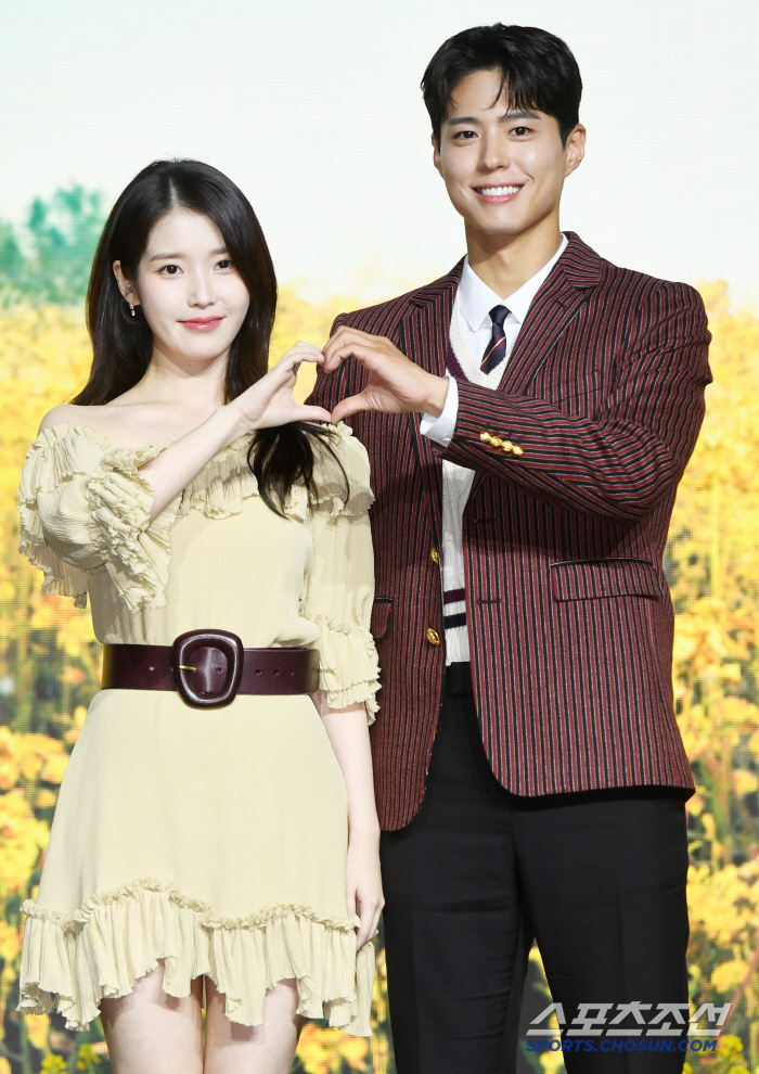 [포토] 아이유-박보검, 눈부신 손하트