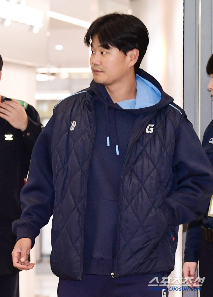 [포토] 손호영 스프링캠프 마치고 귀국해요
