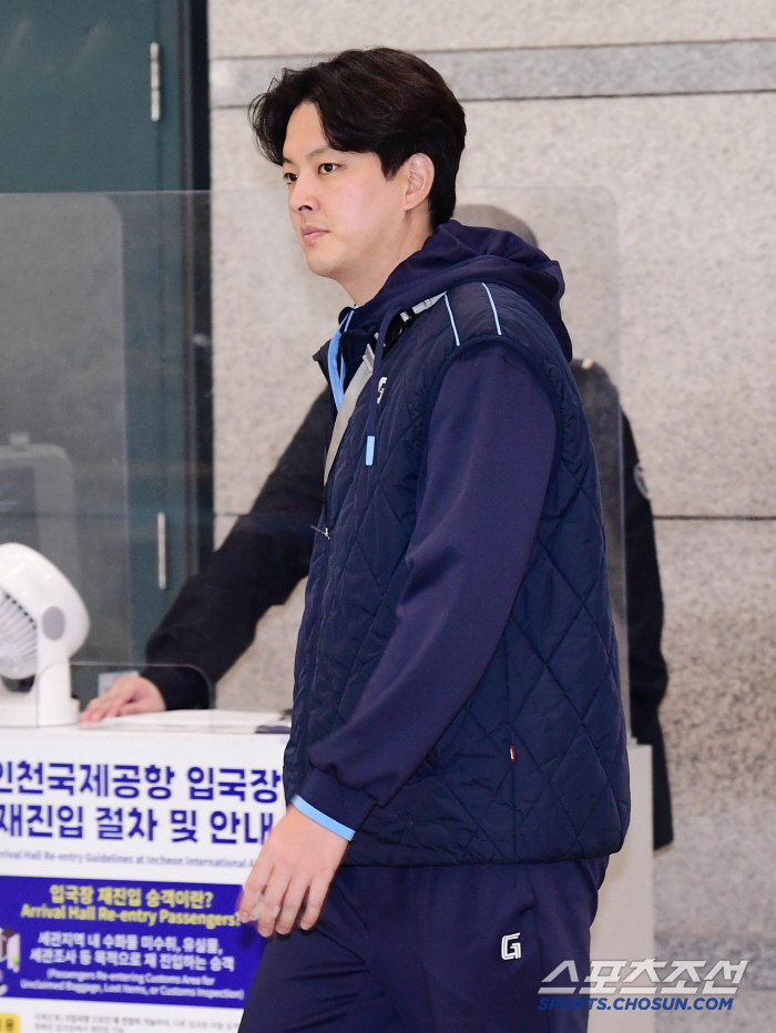 [포토] 김원중 캠프 훈련 마치고 귀국