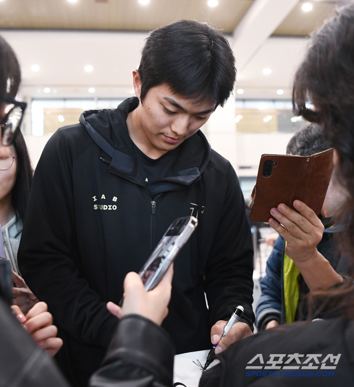 [포토] 이의리, 잊지 않고 팬서비스