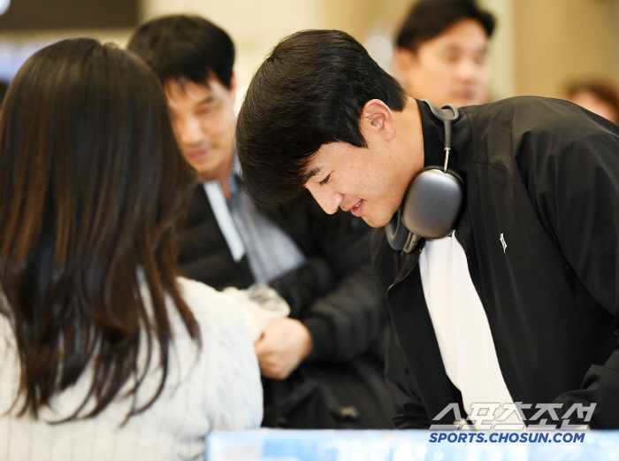 [포토] 팬들에게 사인해주는 고영표