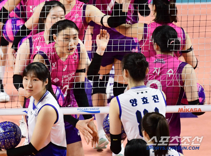 [포토] 절친 양효진과 인사 나누는 김연경