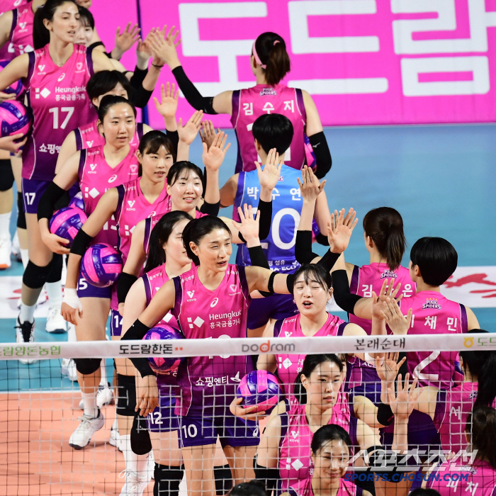 [포토] 후배들 응원하는 김연경