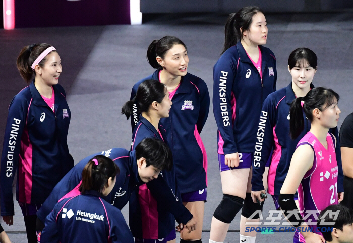 [포토] 김연경 오늘은 웜업존에서 동료들 응원