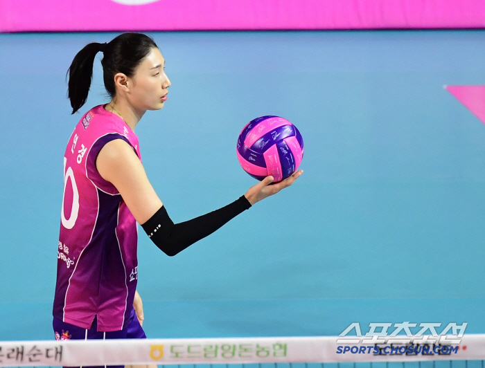 [포토] 김연경 기념 사인볼 받으세요