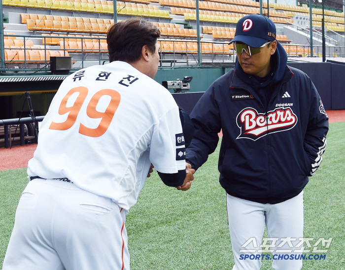 [포토] 류현진, 이승엽 감독과 반가운 인사