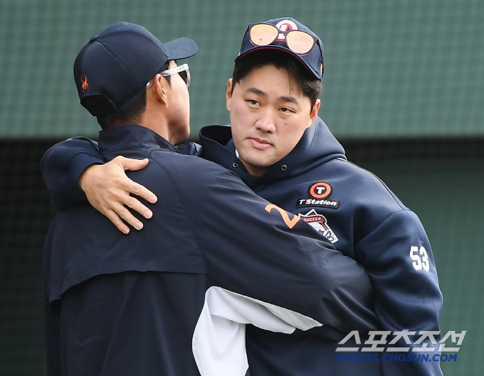 [포토] 양석환, 채은성과 반갑게 포옹