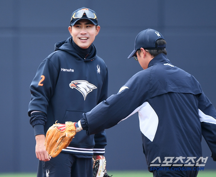 [포토] 심우준, 이도윤과 즐겁게 훈련
