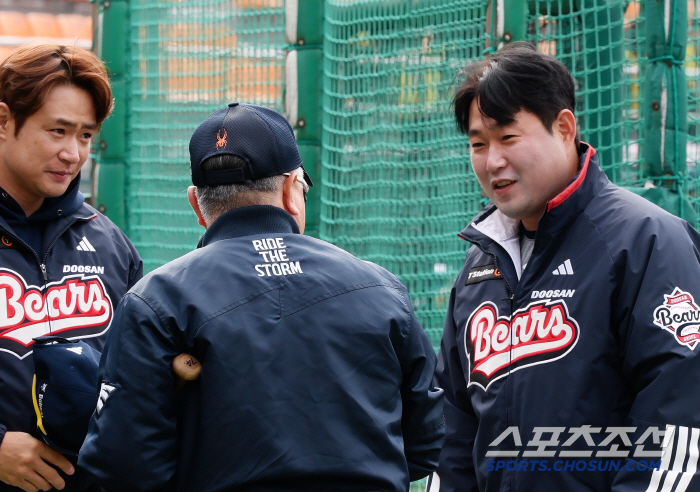 [포토] 양의지-김재환, 김경문 감독과 반갑게 인사