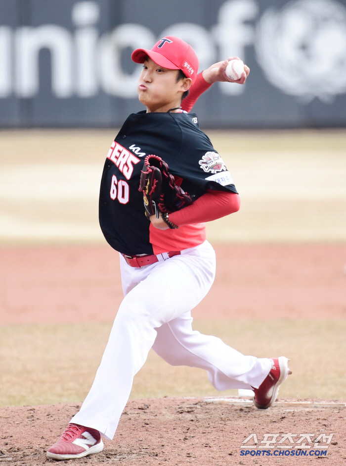 [포토] 김도현 시범경기 첫 등판, 힘찬 투구