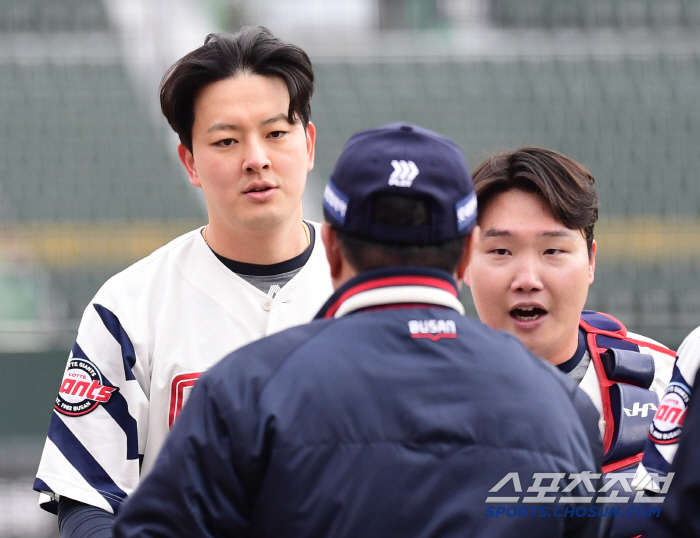 [포토] 김원중 가볍게 삼자범퇴 시범경기 첫 세이브