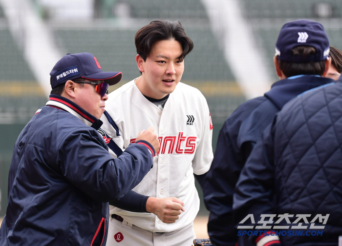 [포토] 김태형 감독 김원중 세이브 멋지다