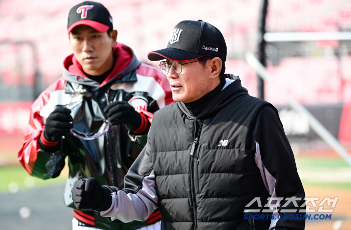 [포토] 이강철 감독 LG 더그아웃 찾아 반갑게 인사