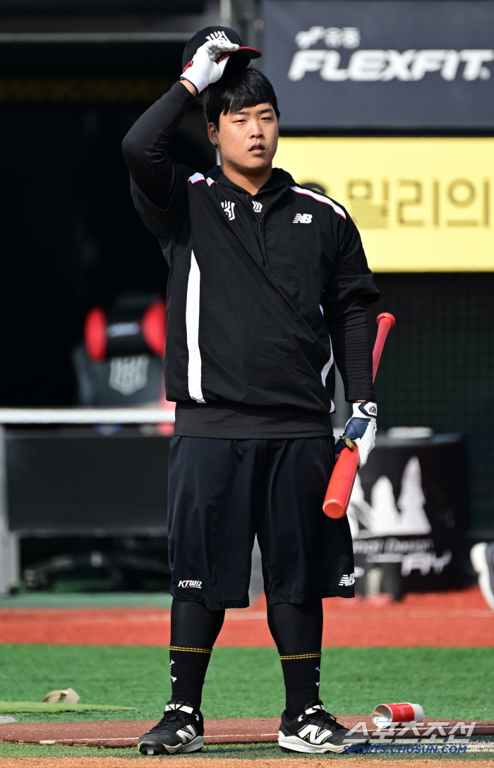 [포토] 강백호 LG 선배들 향해 깍듯하게 인사