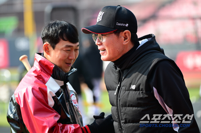 [포토] 이강철 감독에게 장난치는 정수성 코치