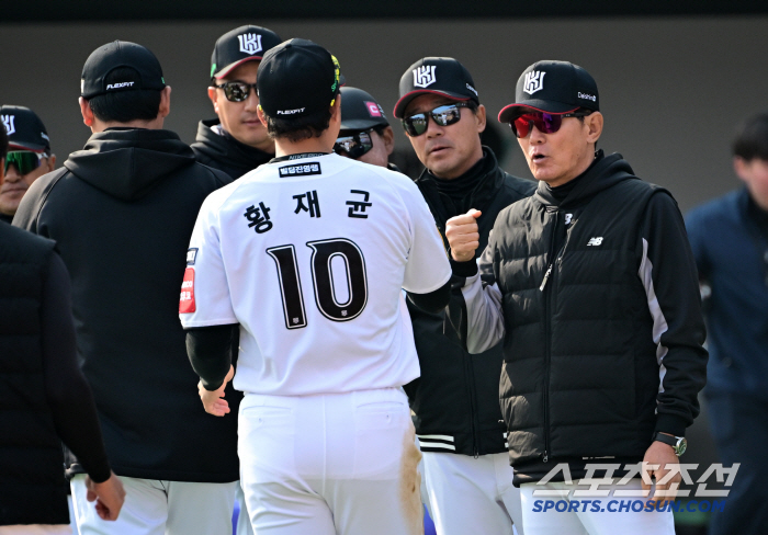 [포토] KT 이강철 감독 이틀 연속 승리