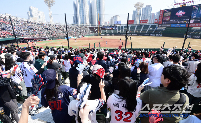 [포토] 사직구장 매진, 야구 시즌 알리는 만원관중
