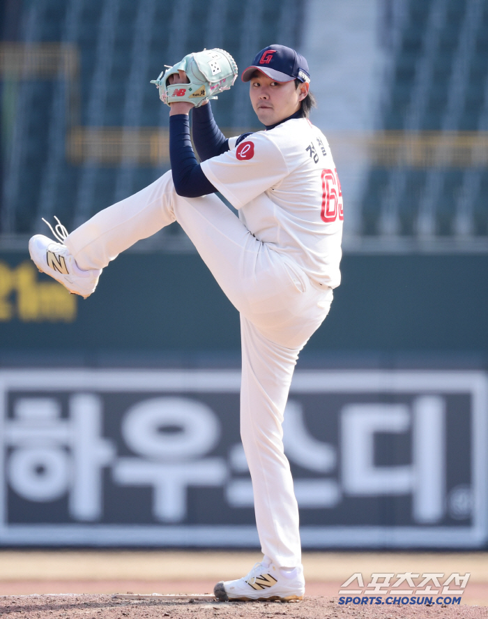 [포토] 정철원 사직구장 마운드 위에 우뚝