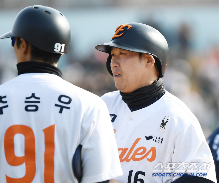 [포토] 돌아온 하주석, 9회말 안타