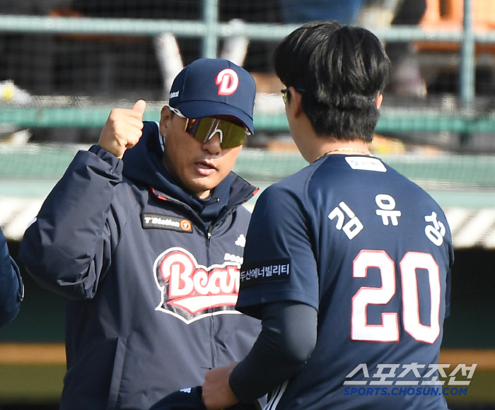 [포토] 김유성 맞이하는 이승엽 감독