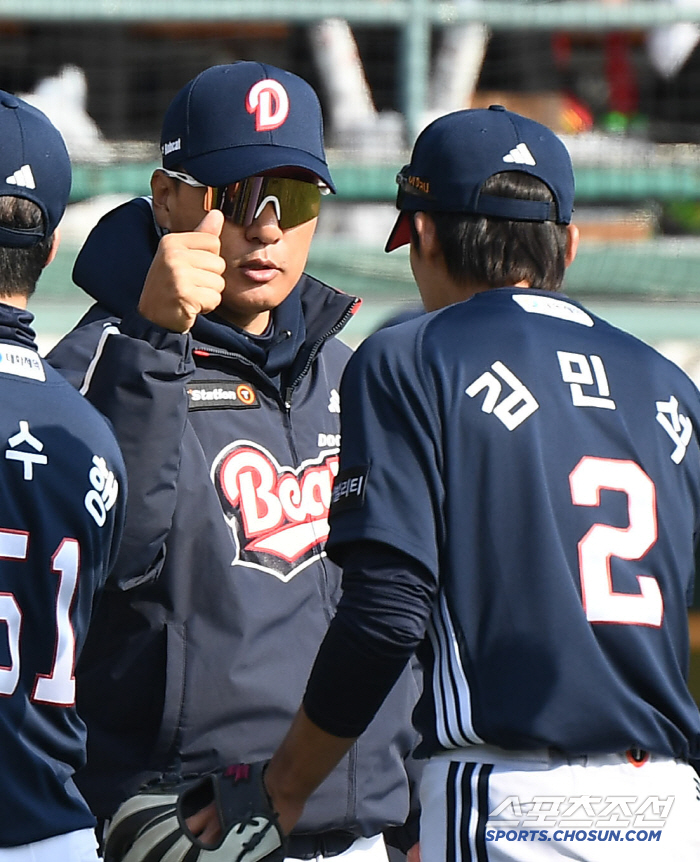 [포토] 김민석 맞이하는 이승엽 감독