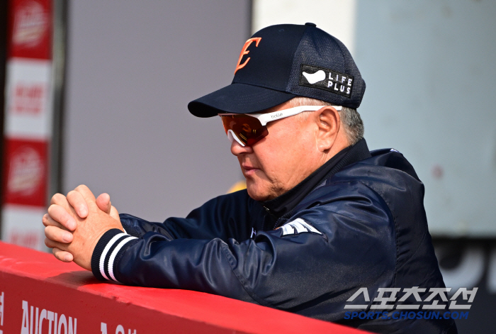 [포토] 김경문 감독 SSG 타격 훈련 지켜보며