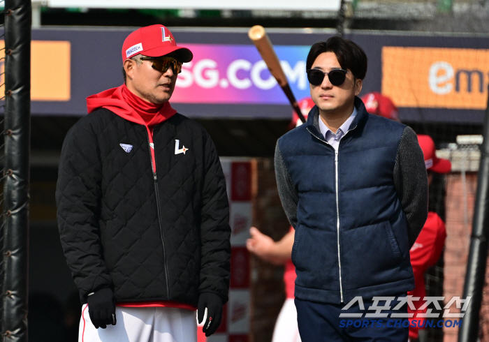 [포토] 이숭용 감독-이택근 위원 진지한 대화