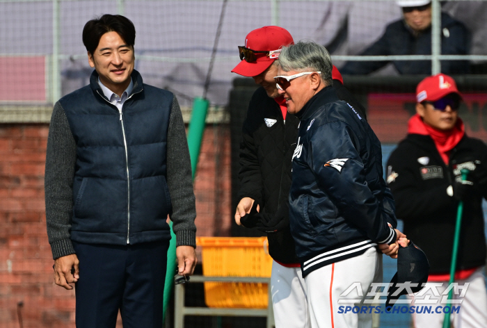 [포토] 김경문 감독 찾은 이택근 위원과 이숭용 감독