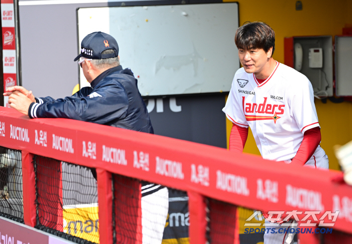 [포토] 한화 김경문 감독 찾은 SSG 김광현