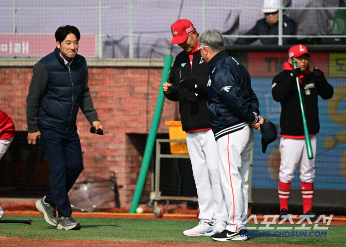 [포토] 김경문 감독 찾은 이택근 깍듯하게 인사