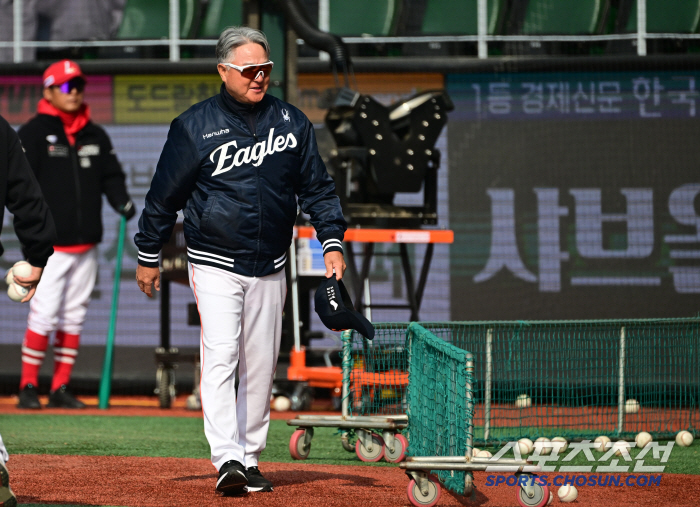 [포토] 오랜만에 인천 찾은 한화 김경문 감독