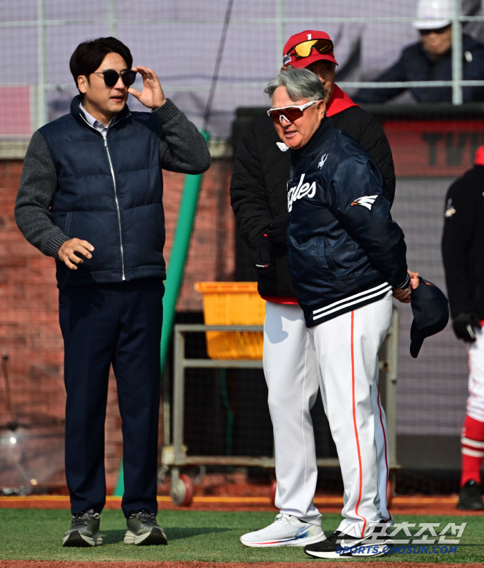 [포토] 김경문 감독 찾은 이택근 위원과 이숭용 감독