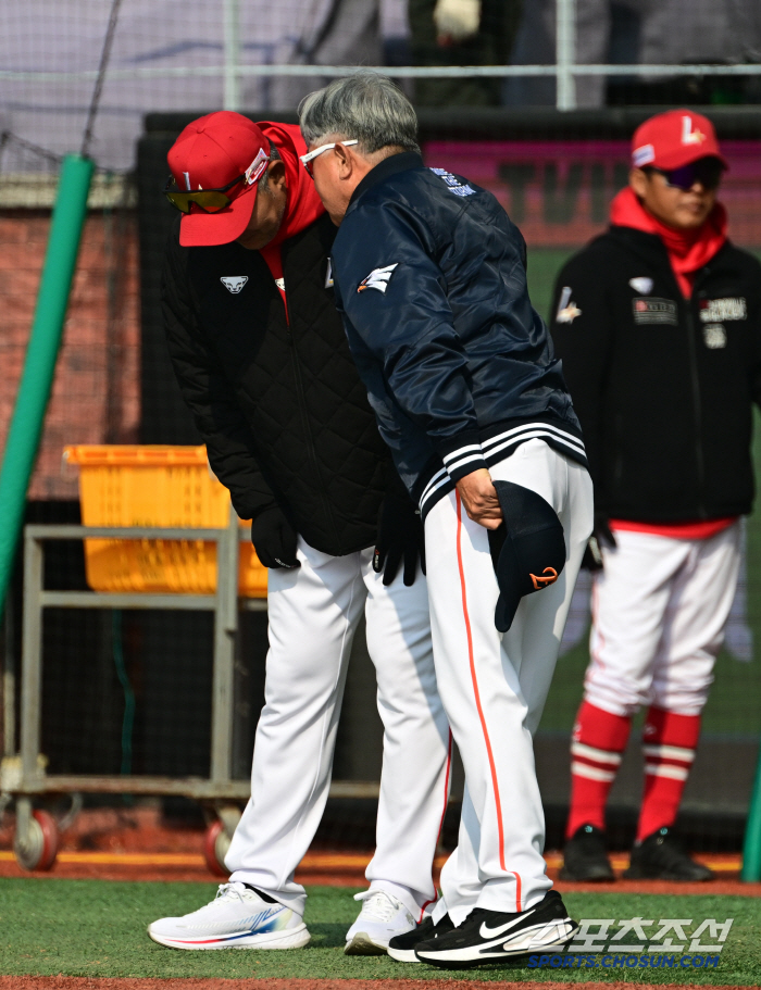 [포토] 이숭용 감독과 반갑게 인사하는 김경문 감독