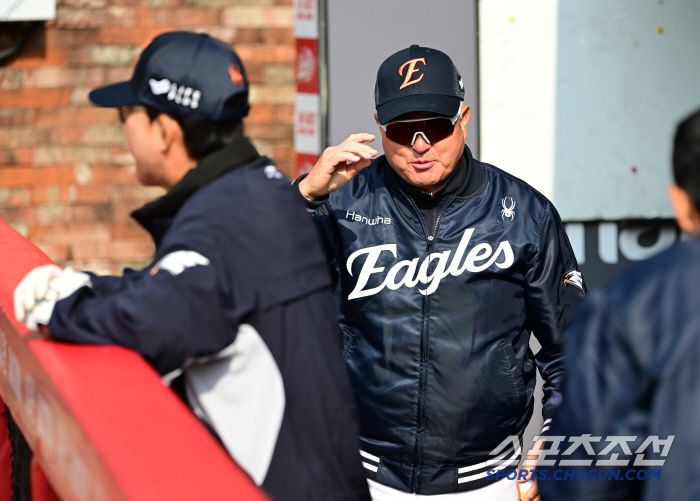 [포토] 김경문 감독 훈련 준비