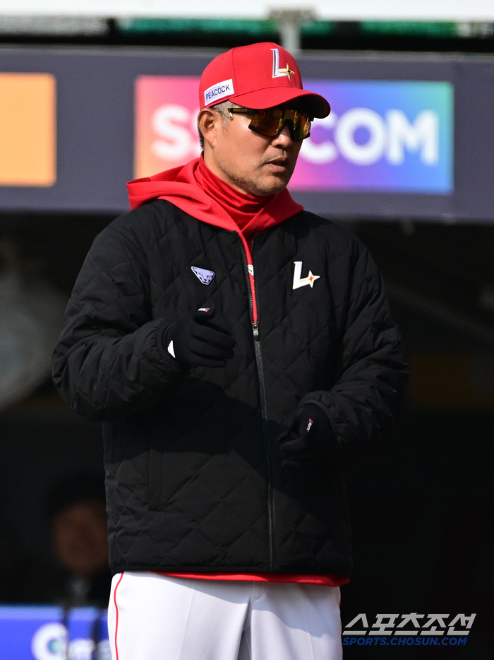 [포토] 이숭용 감독 훈련 지켜보며