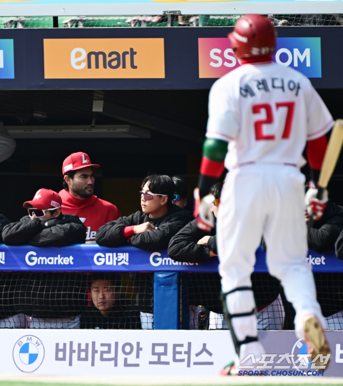 [포토] 부상 SSG 화이트 속타는 마음